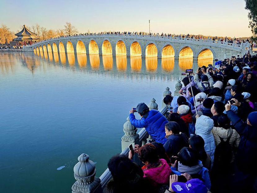 2024年12月8日，北京天气晴冷，颐和园十七孔桥再现&ldquo;金光穿洞&rdquo;美景，吸引了大批游客和摄影爱好者打卡拍照。