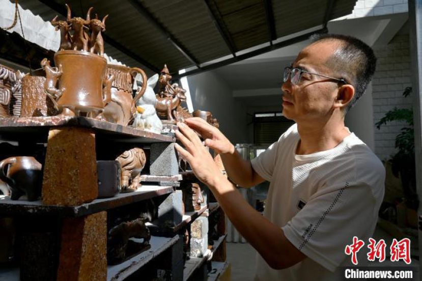 刚出窑的潦浒陶。