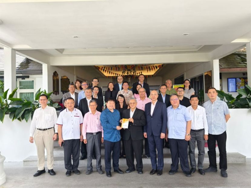 砂中总会长江昌文（左四）赠送纪念品予吉隆坡暨雪兰莪中华总商会访问团团长兼隆雪中总副会长兼金融及资本市场组顾问丹斯里张昌国（右五）。左一起为理事何修华、总秘书拿督蔡文铎、副会长拿督陈日枝。右四起吉隆坡暨雪兰莪中华总商会为金融及资本市场组主任李有全硕士、砂中总副会长拿督黄国辉、理事陈晋宗、吉隆坡暨雪兰莪中华总商会金融及资本组副主任张伟鸿。