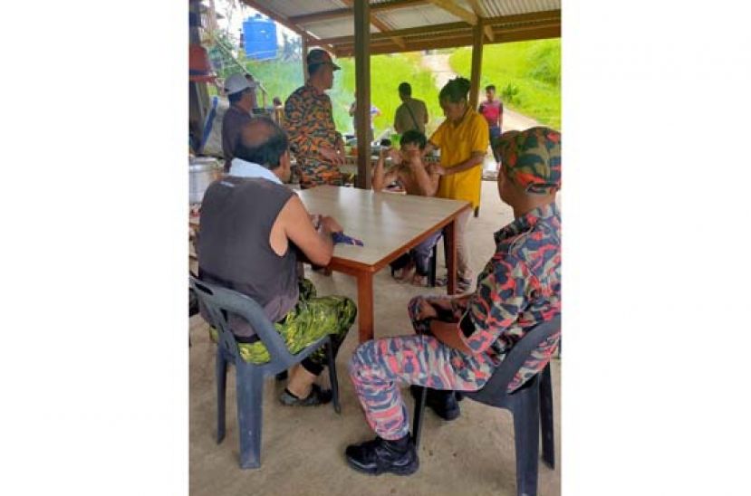 赤膊上身的失踪者被送到指挥中心，精神显得疲惫。