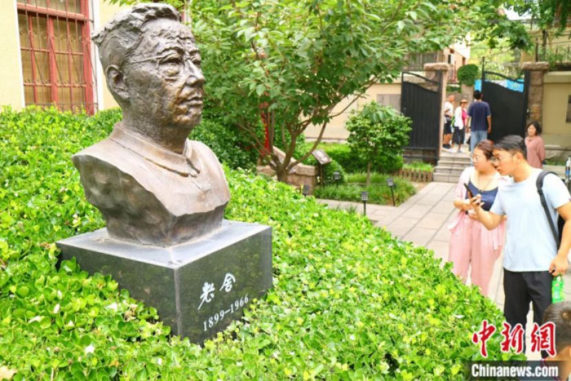 位于青岛市市南区的老舍故居吸引各地游客参观。
