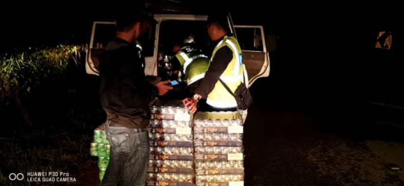  林梦水警在邻国注册车牌的四驱车上查获走私啤酒。