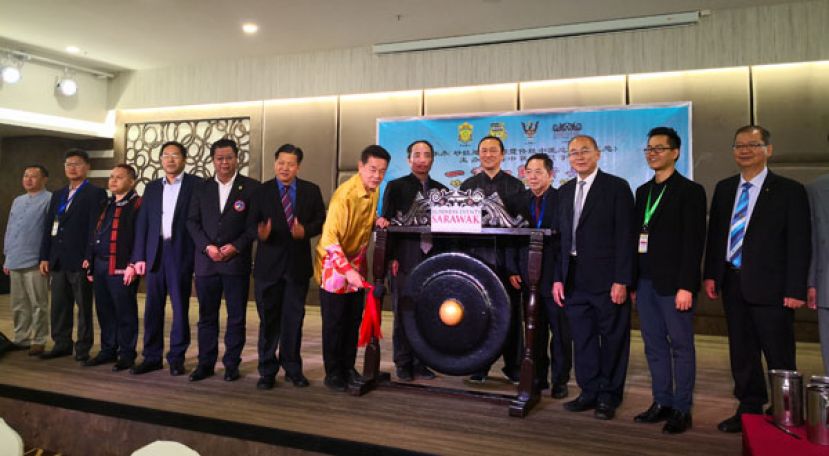 马拉端区州议员拿督陈冠勋为《砂拉越中医药论坛》主持敲锣仪式，宣布大会闭幕。