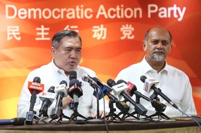 ●行动党秘书长陆兆福(左)与哥宾星(右)。