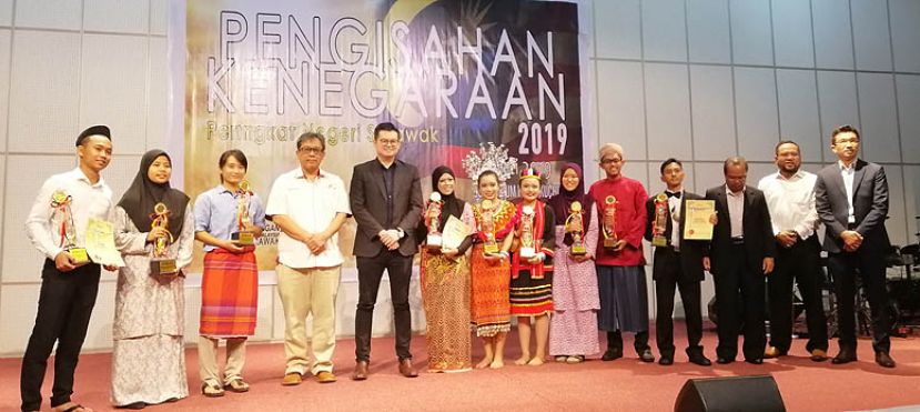 古晋区国会议员俞利文医生（左五）及砂新闻局局长阿邦沙顿阿邦卡新（左四）与获奖的参赛者合影留念。