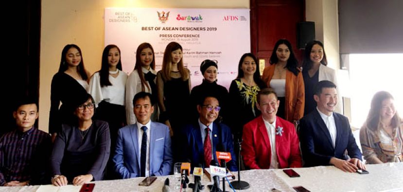 最佳东盟时装设计师展新闻发布会，前排中为拿督阿都卡林。
