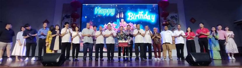 今日不近是陈明发老师的荣幸日，也是他的60岁生日。图为校董等嘉宾，为他庆祝生日时影。