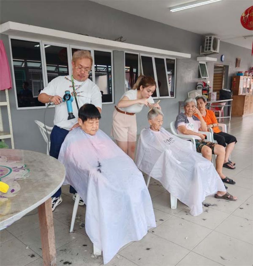 Eric Hair Saloon 理发师为砂云南善堂长者提供义剪服务。
