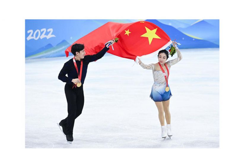 2月19日，中国选手隋文静/韩聪在北京冬奥会花样滑冰双人滑奖牌颁发仪式后。