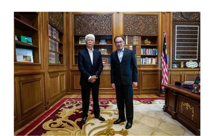 首相安华(右)与丹斯里哈山马力肯合影。