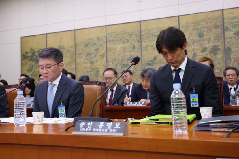 韩国前男足国家队主教练洪明甫（右）和韩国足协前主席郑梦圭（左）出席了在国会举行的关於韩国足协的听证会。