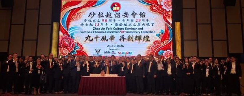 砂拉越诏安会馆理事向宾客敬酒时摄。