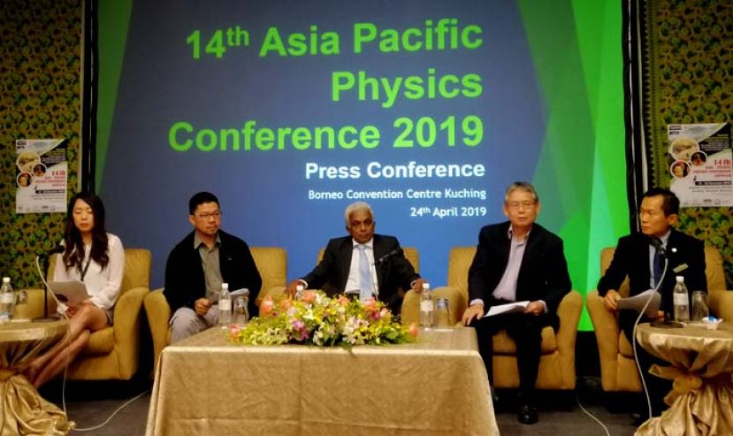 第14届亚太物理学术会议筹委们正进行新闻发布会时摄，(中)为第14届亚太物理学术会议筹委会主席古鲁拿塔博士及(右三)为马来西亚科学院和物理学院院士杜德扬博士。