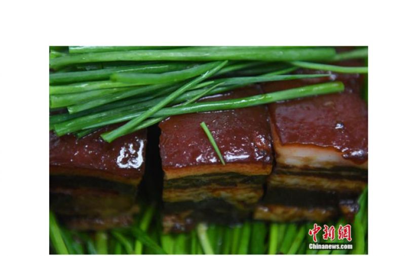 正在烹饪中的东坡肉。