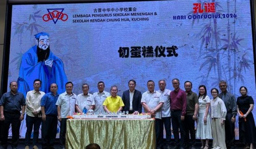 古晋中华中小学校董以及属于三所独中及六所华小的校长一同切蛋糕时影。