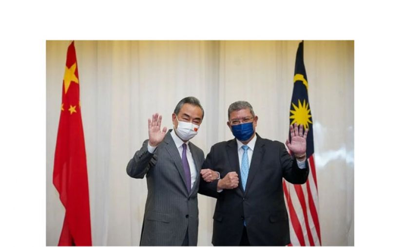 中国外长王毅（左）与大马外长赛夫丁相见欢。