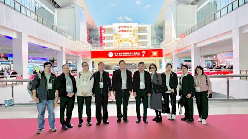 古晋中华总商会副会长陈晋宗(右5)，马中经贸组主任张光福(左4)，青商团团长黄福庆（左3）以及本会会员PCP Concrete Pile SB代表潘培钦（左2）及罗绍凤（右1），顺达贸易有限公司代表拿督曾镇江（左5）及Chai Tze Khang（左1）