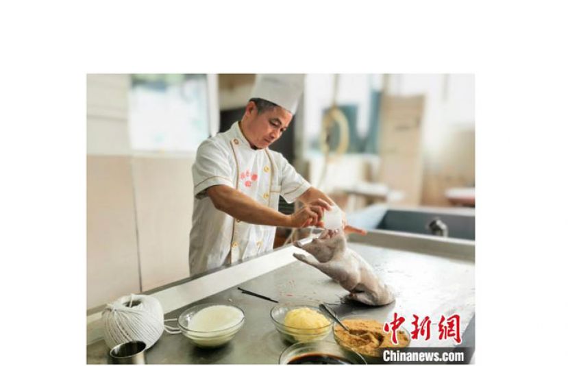 吕日新师傅示范填料、封腔等步骤。