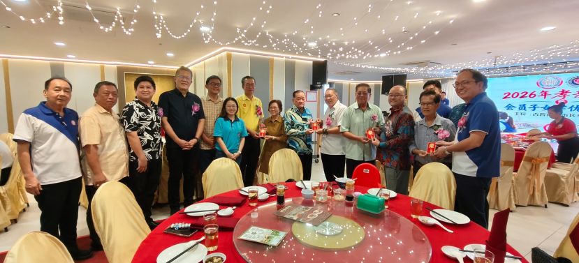 巴达旺福州公会副主席甘景荣（右）分发红包予新邦迪卡民众联谊会名誉主席本固鲁陈兴枝，古晋南市市长黄鸿圣（右五）分发红包予两公会创会会长拿督斯里刘为强、哥打圣淘沙议员叶耀星（左七）分发红包予拿汀斯里黄赛芳（左八）。