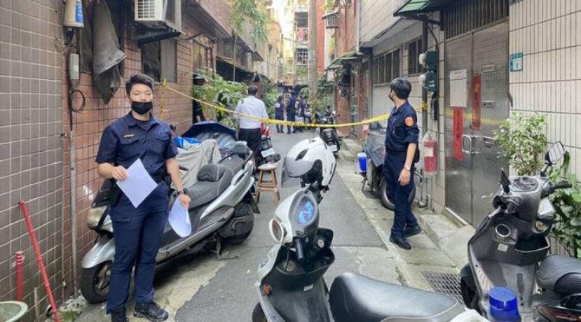 台湾阿伯卡在1尺窄巷，   无人发现两周后饿死。