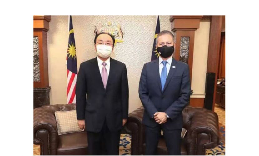 中国驻马大使欧阳玉靖（左）拜会国会下议院议长拿督阿兹哈（右）。