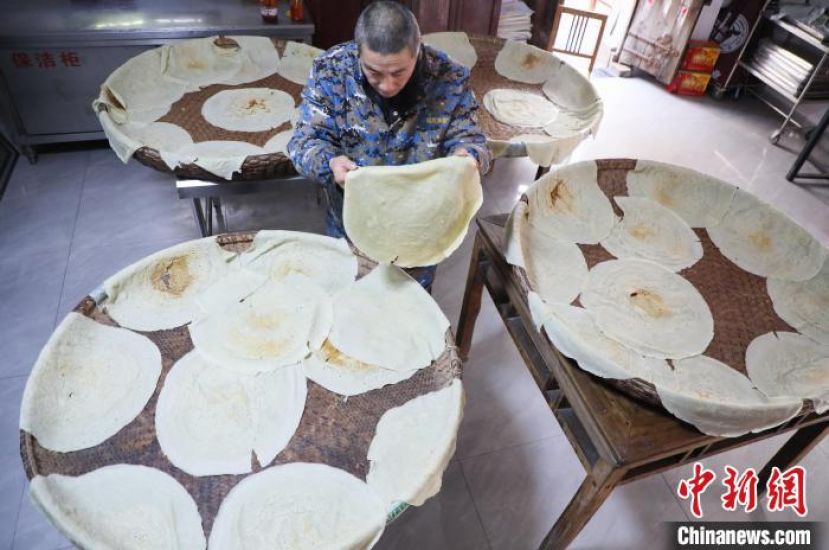 肥西手艺人正在将摊好的粉折置凉。
