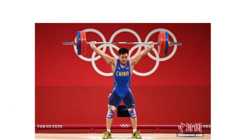 7月31日，东京奥运会男子举重81公斤级决赛中，37岁的中国选手吕小军以抓举170公斤、挺举204公斤、总成绩374公斤的成绩夺得冠军。