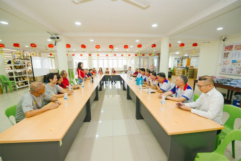 晋汉斯晋大埔同乡会主席羅绍凤（左）与砂蔡氏公会主席蔡传双进行交流。