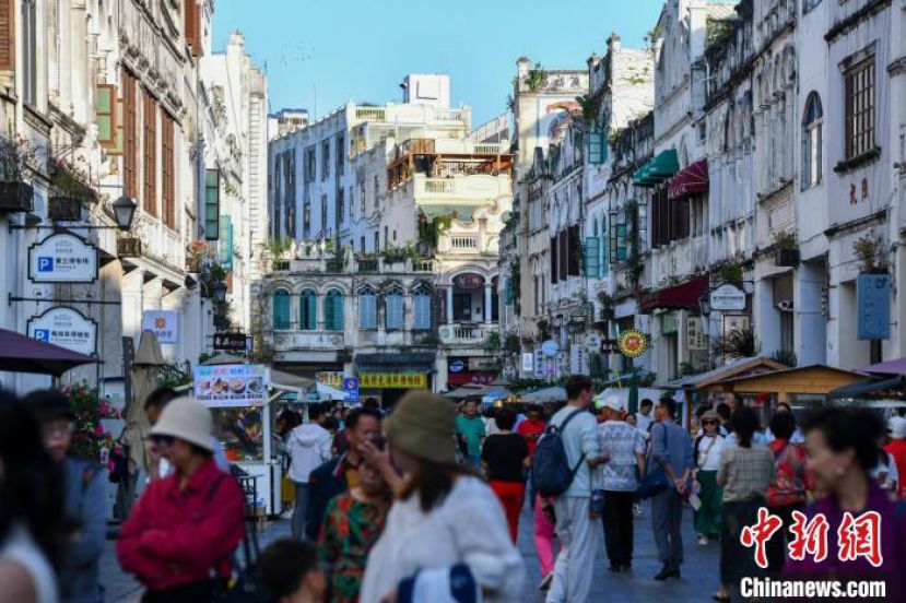 游客在海口骑楼老街游玩。