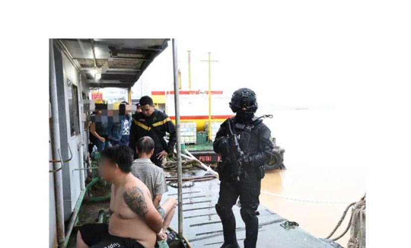 反贪会在船上拘捕嫌犯。