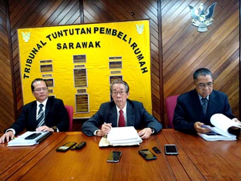  砂房屋仲裁庭庭主林添成（中）在陪审员达巴万（左）以及罗拔依伦的陪同下进行审讯。