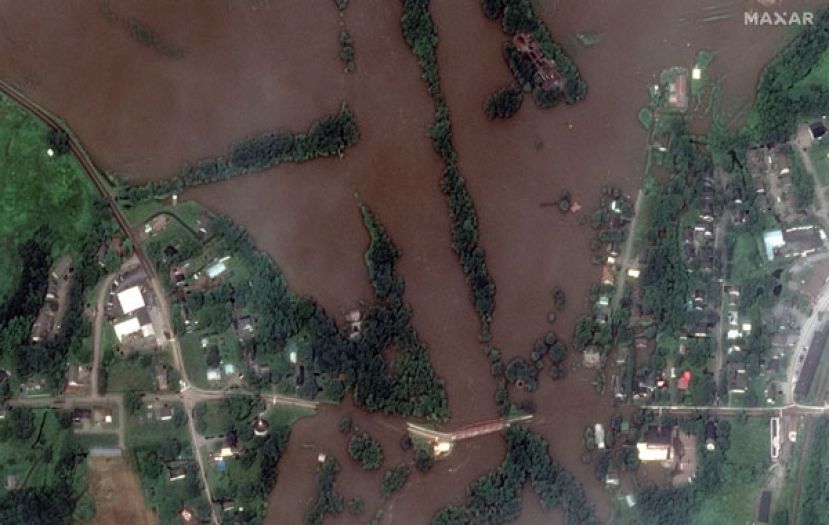 河水泛滥已淹没道路、桥梁。