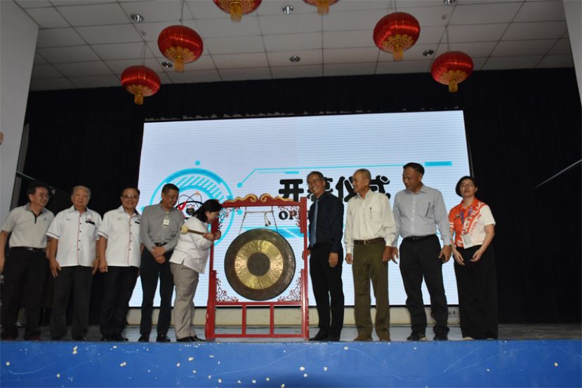 砂教育、创新及才能发展部副常务秘书艾妮丽雅（中）在众人的陪同下，为2025年一中科學嘉年華主持開幕禮。左起中中校董会专员叶宗元、三中监学翁岳春、财政陈瑞光、主席拿督黄良杰；右起为2025年一中科學嘉年華活动总召黄滢锨、秘书长关伟华、署理主席高伟宁及一中校长李志鹏。