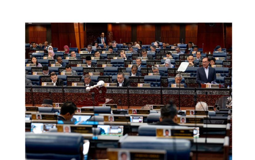 首相安华向国会提呈第12大马计划中期检讨报告。