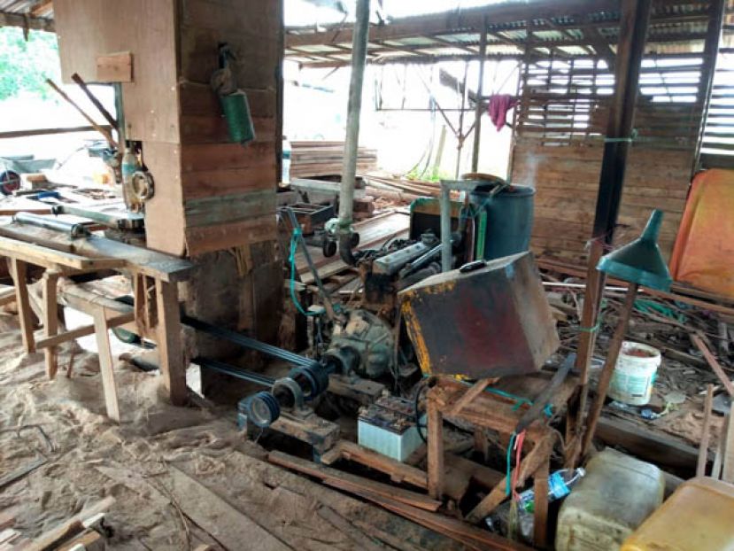 3 个执法单位在木中突击搜查4 家疑是非法经营的木板厂，缉获价值大约18万令吉的木板和操作机器。