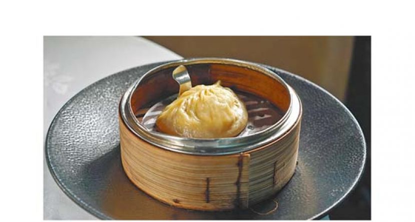 【蟹肉灌汤饺 $52/留家厨房】古法以猪皮鸡脚熬汤冻，汤汁比大菜做的更澎湃，胶质特丰，且有种独特的清甜。