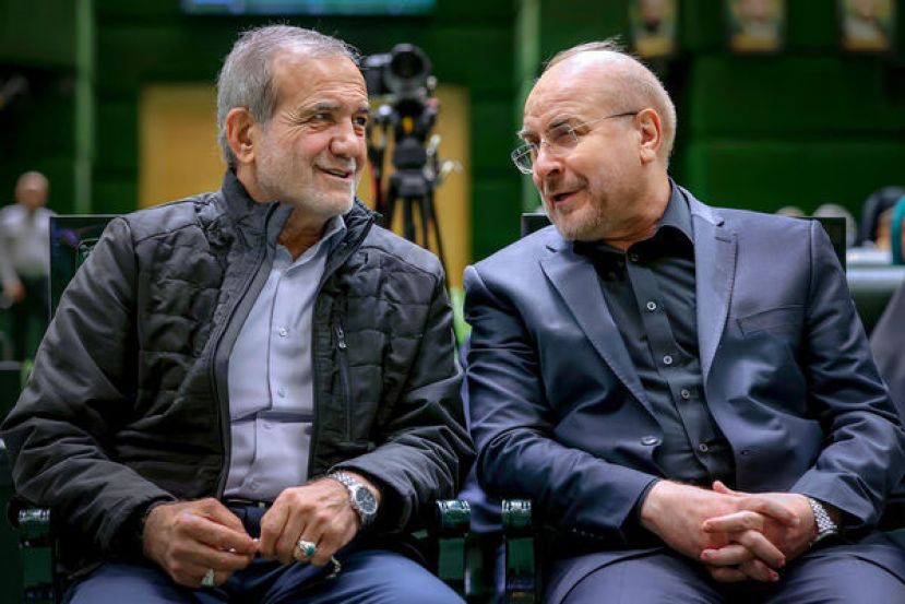 伊朗总统裴泽斯基安（左）与国会议长卡利巴夫（右）。