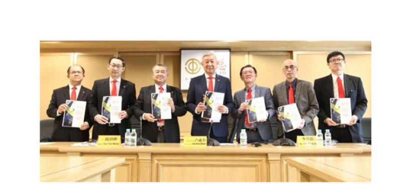 中总公布大马商业和经济状况调查报告。左起为李伟丞、孔令龙、陈镇明、卢成全、李兴裕、白文春及鍾志強。