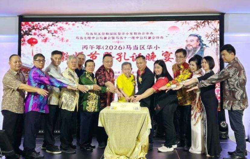 主宾副总理拿督阿玛沈桂贤，拿督蔡文铎律师、校董及筹委们共切孔诞蛋糕时摄。