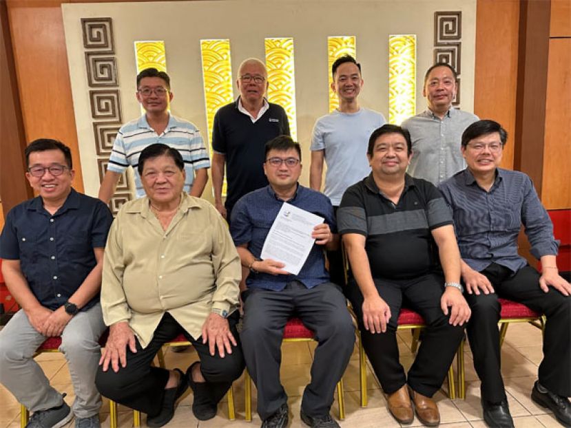 砂拉越燕窝商公会会长卢少奎（前排中）展示向砂总理提诉求的函件，前排左边副秘书李家文及署理  会长郭乃强；右起为副公关拿督王裕华及秘书黄道雄。