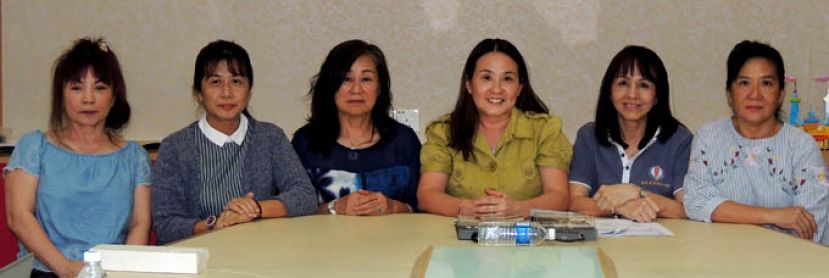 诗巫省华团妇女组主席刘一帆（右3）呼吁妇女姐妹参加【她的故事】马来西亚妇女节激励文章征选赛。