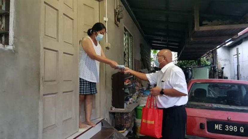 &nbsp;砂人联党埔奕支部主席俞小珊市长（右）派发口罩予民众。