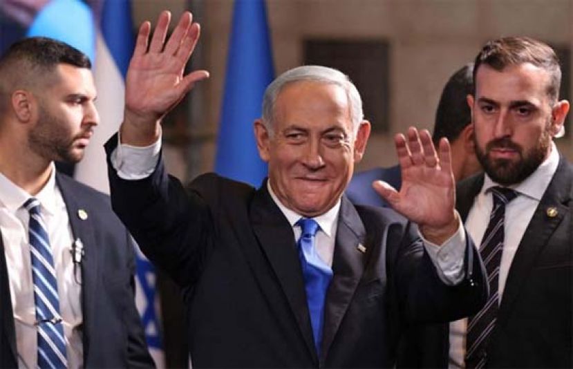 以色列前总理内塔尼亚胡（中）领导的利库德集团在国会选举中取得最多议席，有望组成联合政府，再度上 台执政。