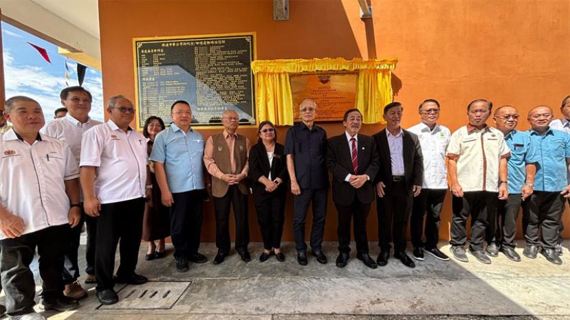 前左起西连中公校长钟凭评、西连县教育厅厅长bunsie、晋汉连省津贴华小董联会会长蔡文铎、、西连县议会主席拿督彼得米诺斯、西连省省长caroline、西连区国会议员拿督斯里里察烈、砂总理阿邦佐哈里的代表砂教育、创新及才能发展部长罗伦沙嘉、西连中华公学建校委员会主席兼活动筹委会主席刘道生、砂食品工业、原产业及区域发展部副部长（区域发展）拿督玛丁朋的代表西连县议员罗宾、西连中公校董会主席蔡传双、西连省华人社区最高领袖天猛公余家踔、本固鲁李开喜。