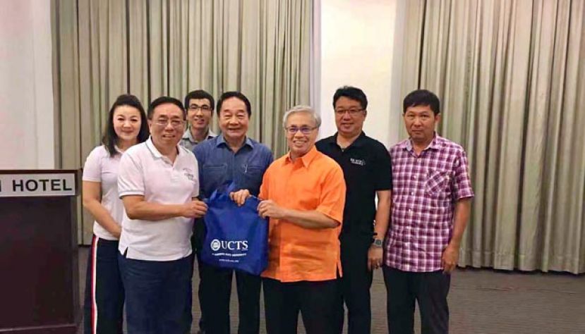 砂科大校长凯鲁丁(右三)在黄順舸(左四)陪同下，赠送纪念品予SOSA神农集团驻新加坡总裁洪崇镛；左起为总经理陈静愉及东南亚区域经理林乃强；右起为诗巫雨林科技农业有限公司董事林乃武及砂科技大学基础学院院长黄声心博士。