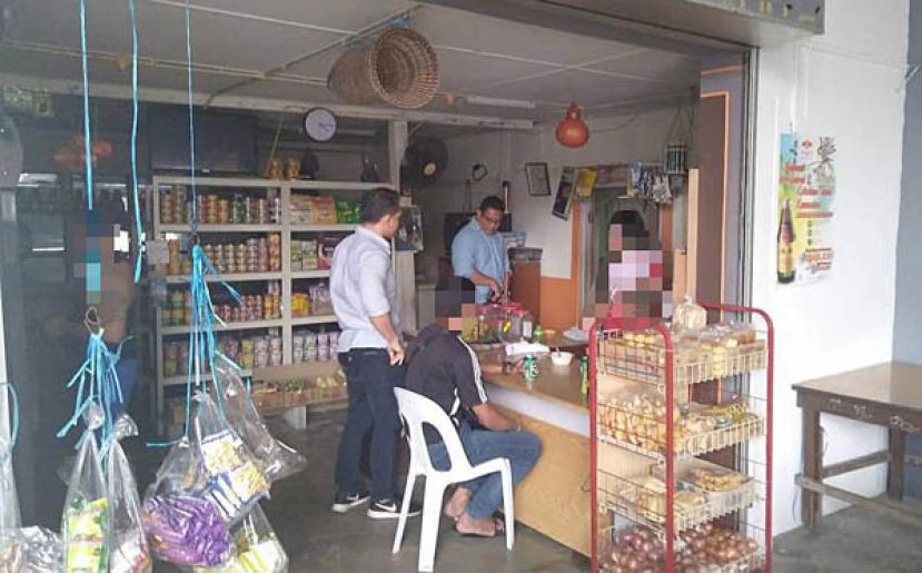警方突袭杂货店。