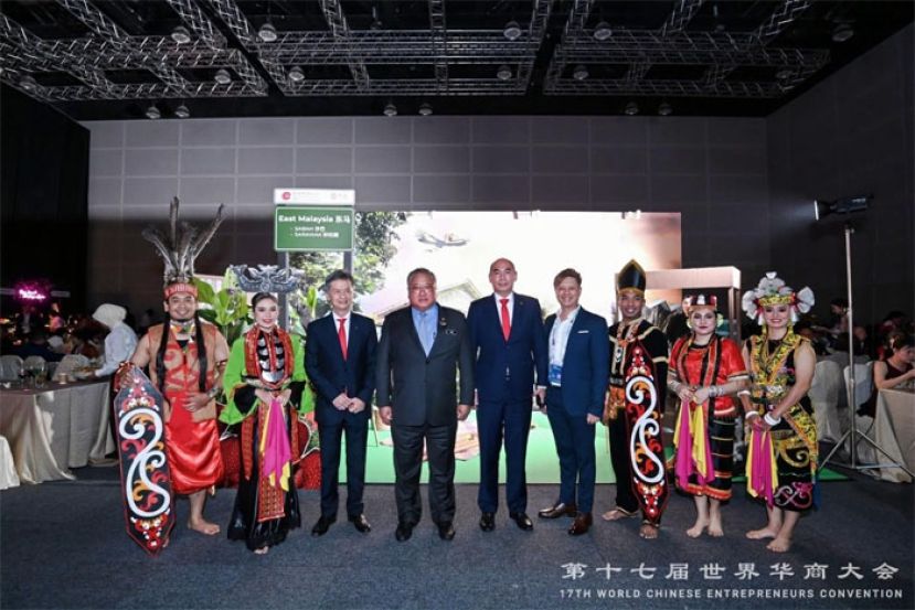 马来西亚中总署理总会长暨在地食光晚宴组主任拿督吴逸平（右5）联同第一副总秘书蔡文洲律师（左3）和"JOM MAKAN"&nbsp;在地食光晚宴组副主任拿督林泳煌，与马来西亚旅游、艺术以及文化部拿督斯里张庆信在东马主题的展览区域合影。
