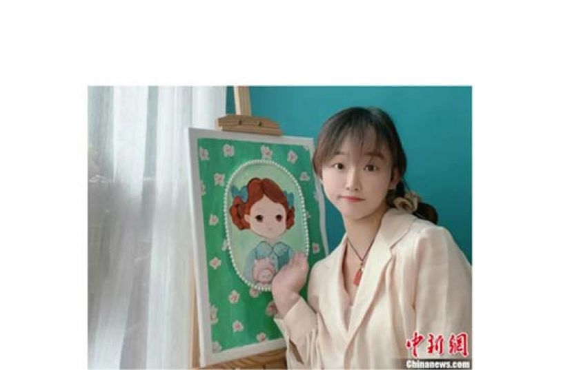 黄如媛和她创作的绘画作品。