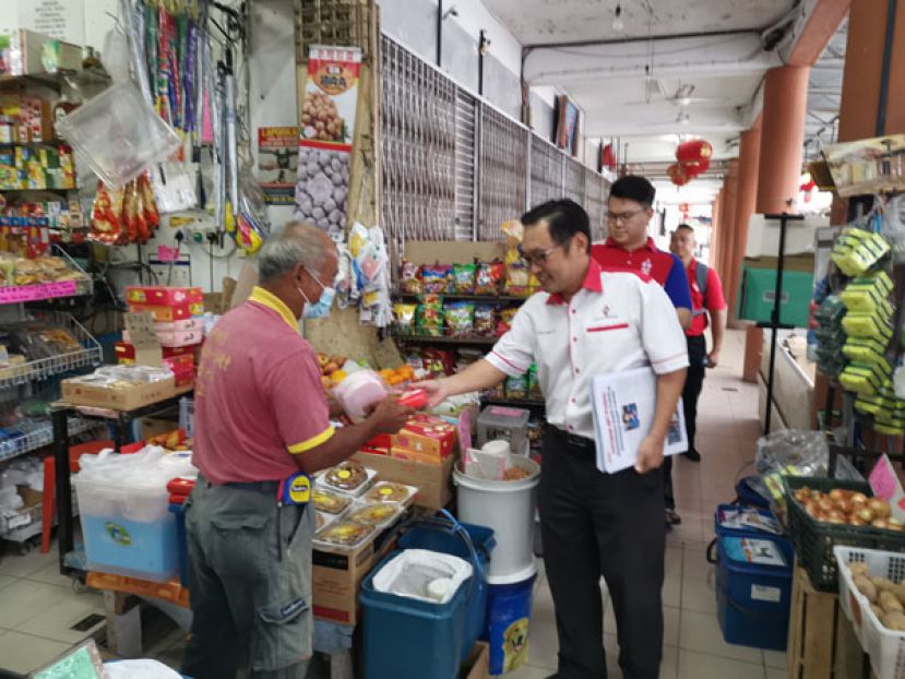 张健仁向民众与商家问好，同时也预祝他们中秋节快乐。