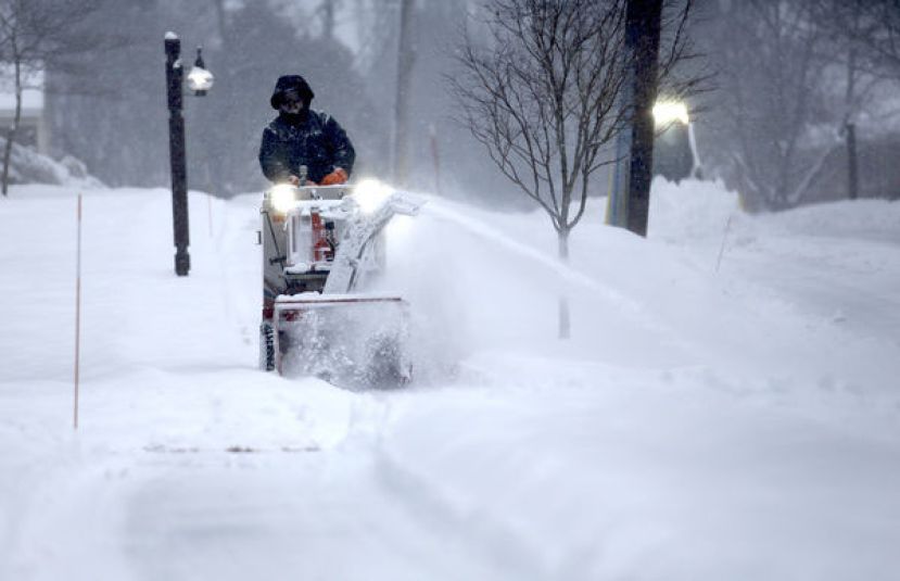 新罕布夏州朴次茅斯一名男子正在清除积雪。